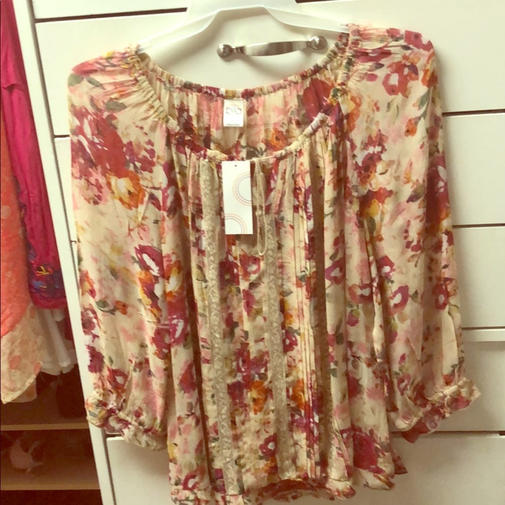 🌹🌹🌹BNWT floral blouse!